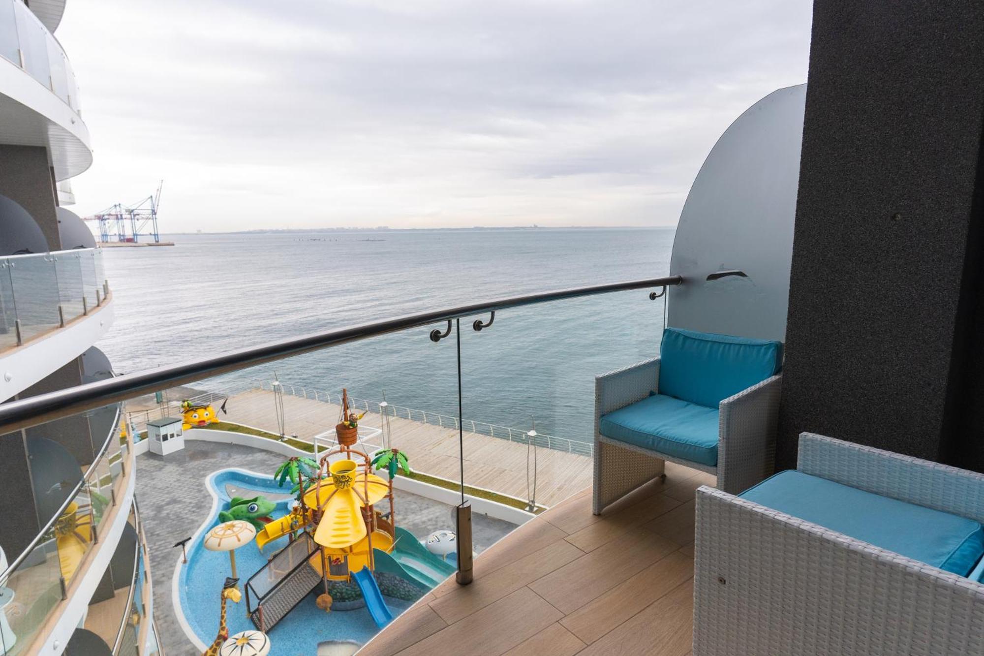 นีโม โฮเต็ล รีสอร์ต แอนด์ สปา Hotel โอเดสซา ห้อง รูปภาพ Balcony of a Family Villa