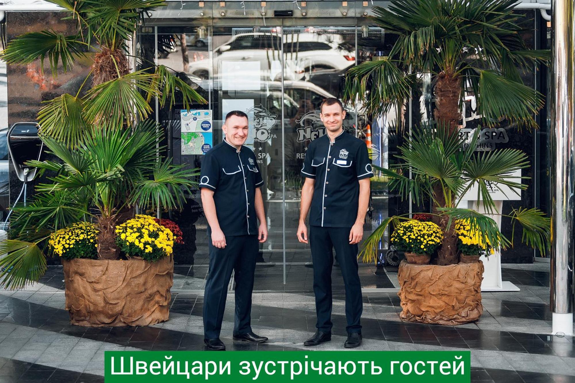นีโม โฮเต็ล รีสอร์ต แอนด์ สปา Hotel โอเดสซา ภายนอก รูปภาพ Concierge at the entrance of a hotel in Kiev, Ukraine